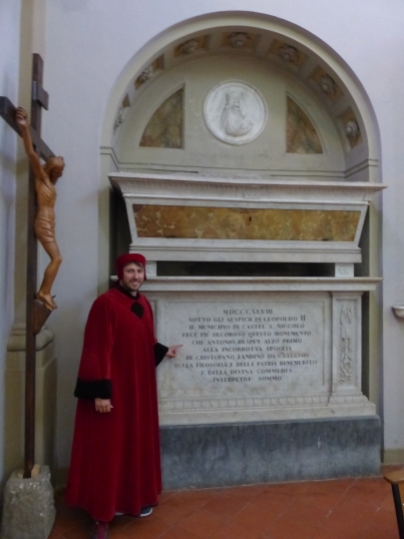 Il Poeta ricorda il primo grande commentore totale della Divina Commedia Cristoforo Landino davanti alla sua tomba a Borgo alla Collina.